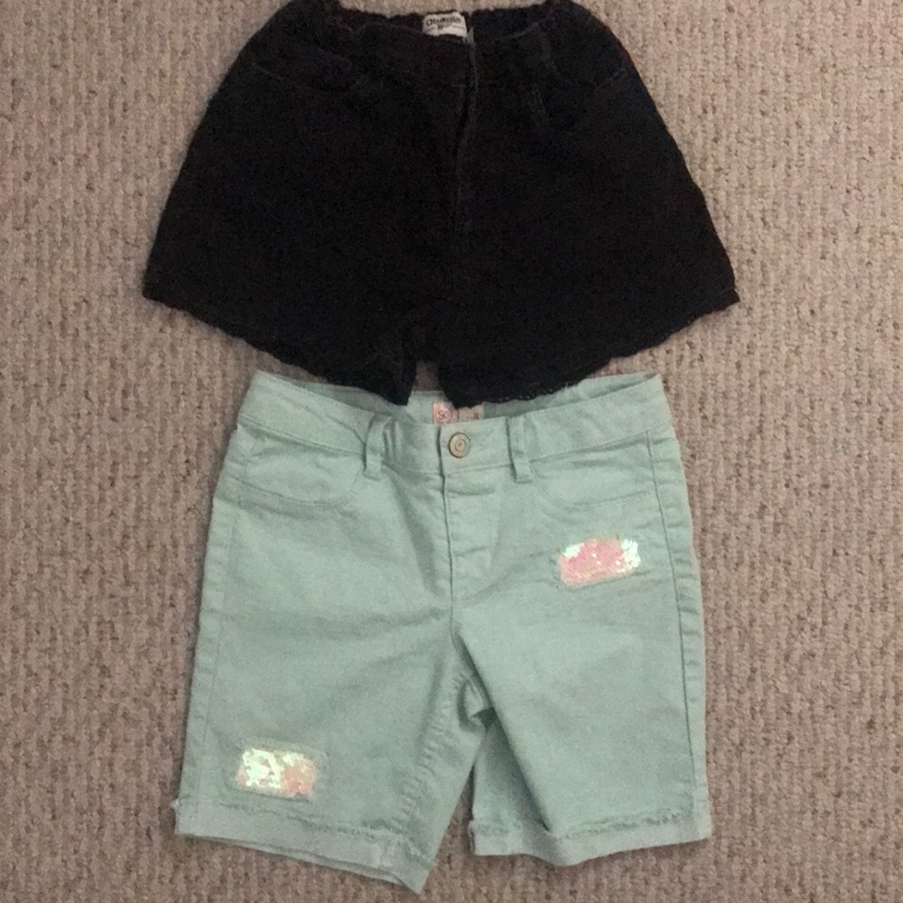 2 pairs of shorts (black one and a turquoise one)